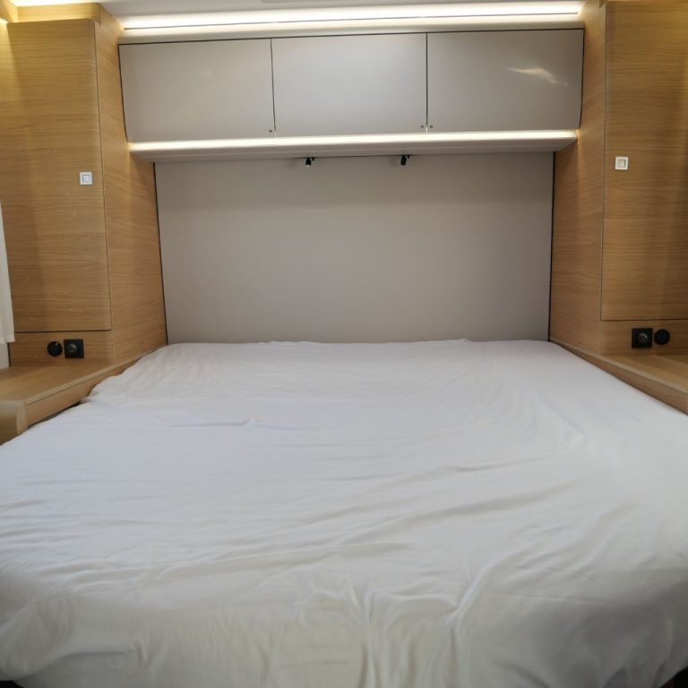 Adria Matrix Axess 670 Cama principal