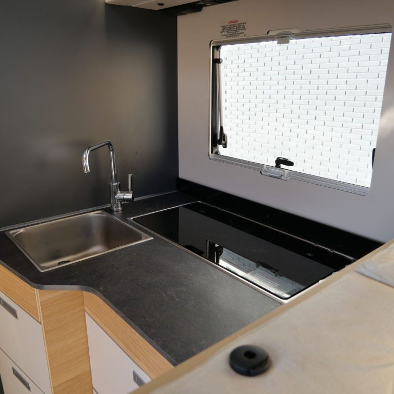 Adria Matrix Axess 670 sc cocina